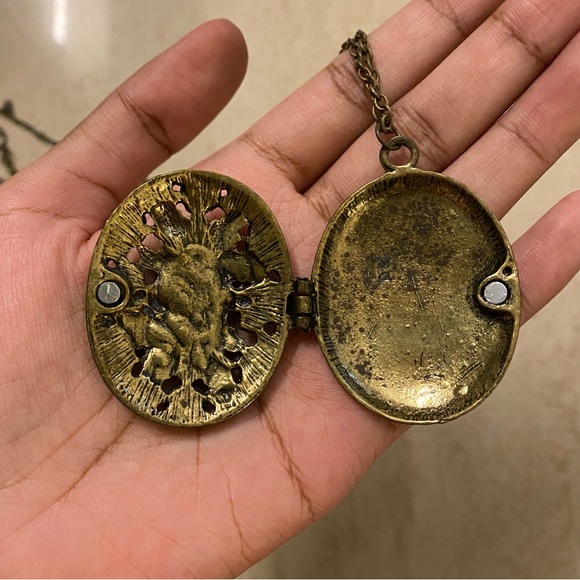 Vintage Bronze locket necklace with magnetic clasp pearl and rhinestones. - Picture 3 of 5